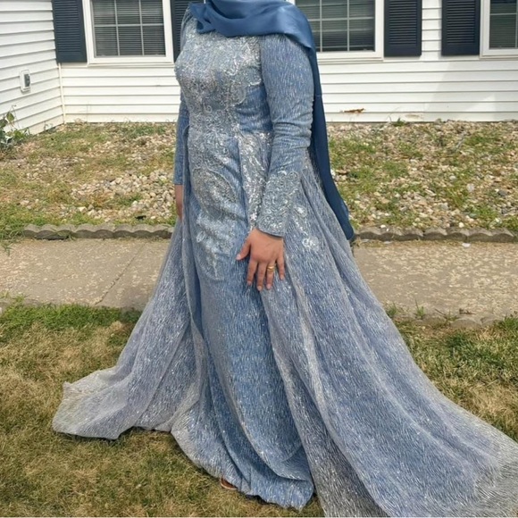 Elegant Blue Dress with Silver Embellishments - Picture 6 of 6